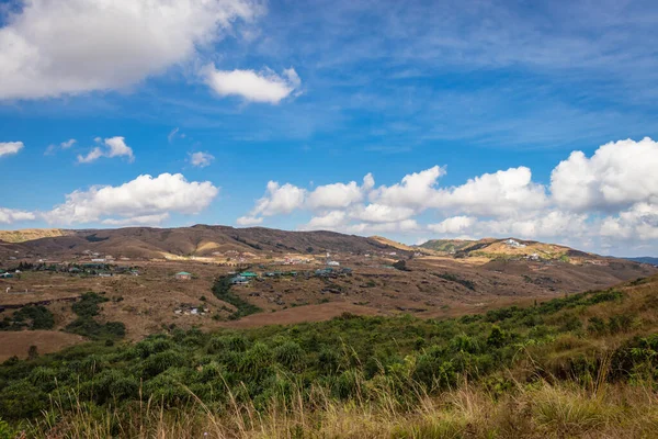 Dağ manzaralı, parlak mavi gökyüzü ile düz açılı görüntüler Cherrapunji meghalaya Hindistan 'da çekilmiştir..