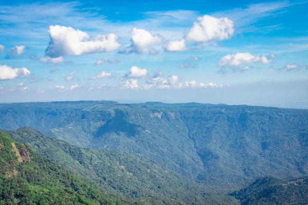 Akşamüstü açık mavi gökyüzü olan dağ sırası düz açılı görüntü yedi kardeş şelale Cherrapunji meghalaya Hindistan 'da çekildi..