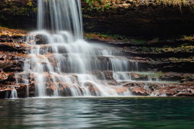 Şelale dereleri sabah bulanık su yüzeyinden Wei Sawdong Şelalesi 'ne düşer Cherrapunji sohra Bölgesi Meghalaya Hindistan' a düşer..