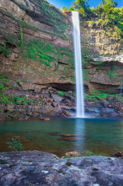 Phe fall meghalaya Hindistan 'dan alınan farklı bir perspektiften yansıyan şelale akıntıları. Meghalaya 'nın en yüksek şelalelerinden biridir..