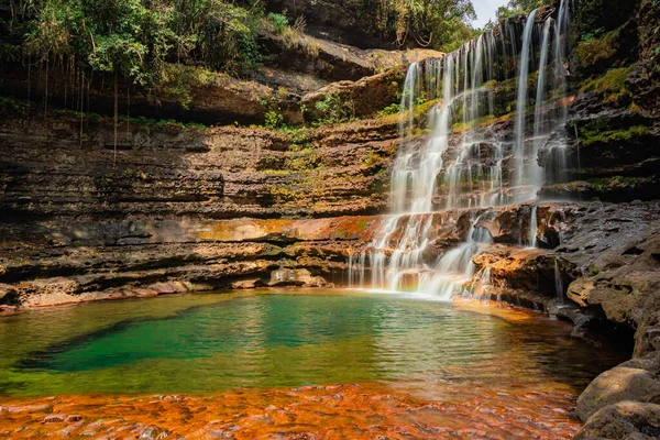 Şelale dereleri sabah yeşil ormanlarda dağın tepesinden dökülüyor. Düşük açılı görüntüler Wei Sawdong Şelalesinden alınıyor. Cherrapunji sohra bölgesi Meghalaya Hindistan..