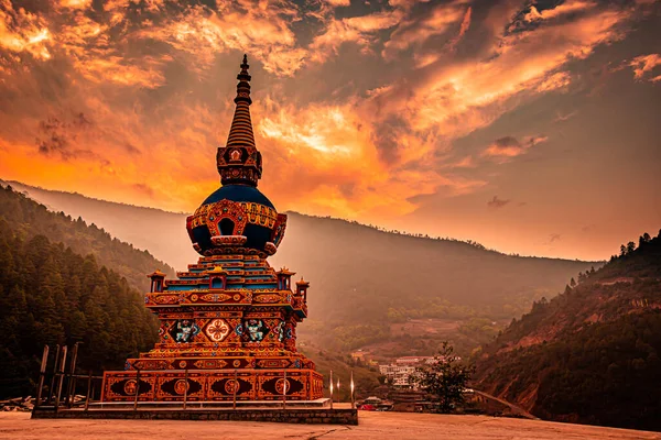 Buddhist Stupa Com Céu Dramático Fundo Montanha Manhã Ângulo Plano — Fotografia de Stock