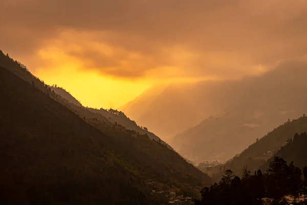 平らな角度からの朝の劇的な空を持つ山の谷 — ストック写真