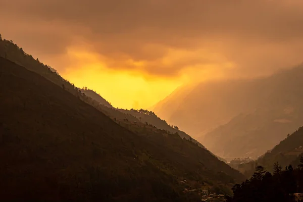 Mountain Valley Dramatic Sky Morning Flat Angle — Stock Photo, Image