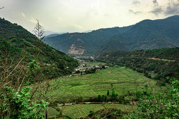 村庄坐落在山脚下 有稻田 — 图库照片