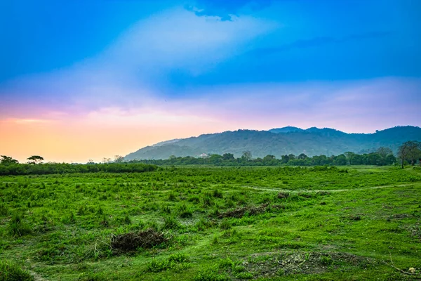 Yeşil Çayırlar Dramatik Gökyüzü Dağ Gölgesi Ile Sabahın Erken Saatlerinde — Stok fotoğraf