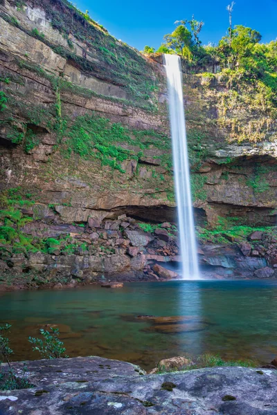 Phe fall meghalaya Hindistan 'dan alınan farklı bir perspektiften yansıyan şelale akıntıları. Meghalaya 'nın en yüksek şelalelerinden biridir..