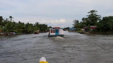 Sabah Alappuzha ya da Alleppey kerala Hindistan 'da çekilen düz gökyüzü ile deniz kenarında yüzen yüzen yüzen tekneler..