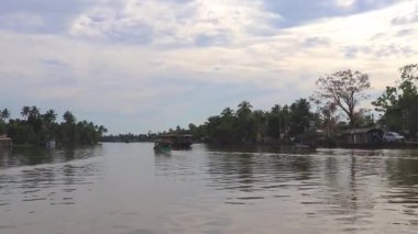 Alappuzha ya da Alleppey kerala Hindistan 'da sabah çekilen inanılmaz gökyüzü ile deniz kenarında yüzen yüzen yüzen tekneler..