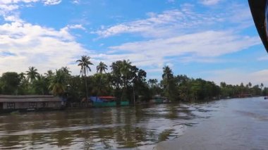 Alappuzha ya da Alleppey kerala Hindistan 'da sabah çekilen inanılmaz gökyüzü ile deniz kenarında yüzen yüzen yüzen tekneler..