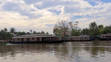 Alappuzha ya da Alleppey kerala Hindistan 'da sabah çekilen inanılmaz gökyüzü ile deniz kenarında yüzen yüzen yüzen tekneler..