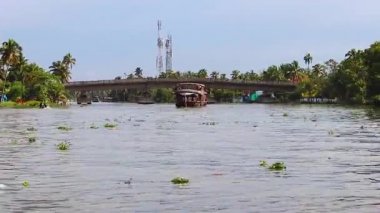 Alappuzha ya da Alleppey kerala Hindistan 'da sabah çekilen inanılmaz gökyüzü ile deniz kenarında yüzen geleneksel yüzen yüzen yüzen evler..