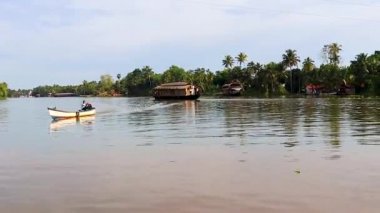 Alappuzha ya da Alleppey kerala Hindistan 'da sabah çekilen inanılmaz gökyüzü ile deniz kenarında yüzen geleneksel yüzen yüzen yüzen evler..