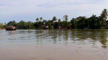 Alappuzha ya da Alleppey kerala Hindistan 'da sabah çekilen inanılmaz gökyüzü ile deniz kenarında yüzen geleneksel yüzen yüzen yüzen evler..