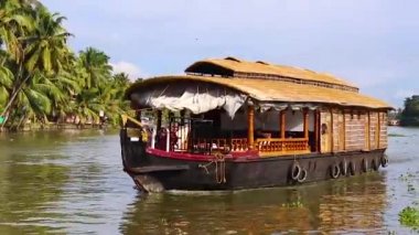 Alappuzha ya da Alleppey kerala Hindistan 'da sabah çekilen inanılmaz gökyüzü ile deniz kenarında yüzen geleneksel yüzen yüzen yüzen evler..