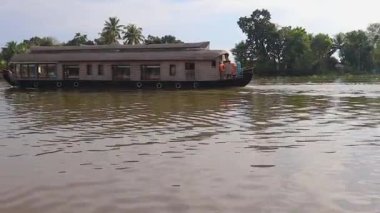 Alappuzha ya da Alleppey kerala Hindistan 'da sabah çekilen inanılmaz gökyüzü ile deniz kenarında yüzen geleneksel yüzen yüzen yüzen evler..