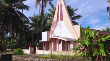 Geleneksel kilise, sabah Alappuzha ya da Alleppey durgun kerala Hindistan 'da çekilen deniz kenarında palmiye ağacı ve parlak mavi gökyüzü..