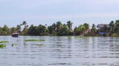 Sabah Alappuzha ya da Alleppey kerala Hindistan 'da çekilen bulutlu gökyüzü ile deniz kenarında yüzen su teknesi..