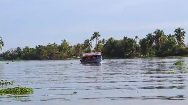 Sabah Alappuzha ya da Alleppey kerala Hindistan 'da çekilen bulutlu gökyüzü ile deniz kenarında yüzen su teknesi..