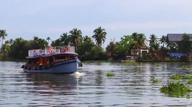 Sabah Alappuzha ya da Alleppey kerala Hindistan 'da çekilen bulutlu gökyüzü ile deniz kenarında yüzen su teknesi..