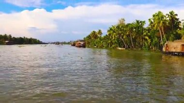 Alappuzha ya da Alleppey kerala Hindistan 'da çekilen sabah videolarında yüzen birçok geleneksel yüzen ev ve inanılmaz gökyüzü..