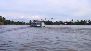 Sabah Alappuzha ya da Alleppey kerala Hindistan 'da çekilen bulutlu gökyüzü ile deniz kenarında yüzen su teknesi..