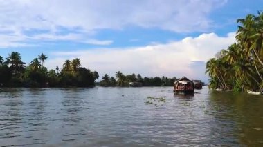 Alappuzha ya da Alleppey kerala Hindistan 'da çekilen sabah videolarında yüzen birçok geleneksel yüzen ev ve inanılmaz gökyüzü..