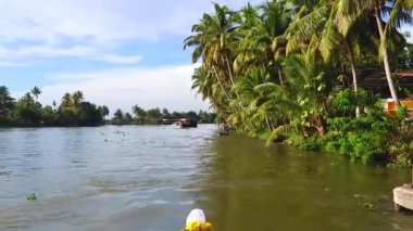 Alappuzha ya da Alleppey kerala Hindistan 'da çekilen sabah videolarında yüzen birçok geleneksel yüzen ev ve inanılmaz gökyüzü..