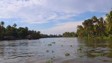 Alappuzha ya da Alleppey kerala Hindistan 'da çekilen sabah videolarında yüzen birçok geleneksel yüzen ev ve inanılmaz gökyüzü..