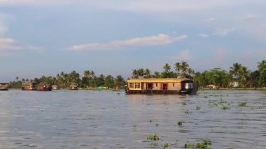 Alappuzha ya da Alleppey kerala Hindistan 'da sabah çekilen inanılmaz gökyüzü ile deniz kenarında yüzen yüzen yüzen tekneler..