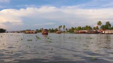 Alappuzha ya da Alleppey kerala Hindistan 'da sabah çekilen inanılmaz gökyüzü ile deniz kenarında yüzen yüzen yüzen tekneler..