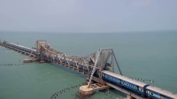 列車交差ヴィンテージ古い橋から海の上角ビデオから取り込まれましたPamban Bridge Rameswaram Tamilnadu India — ストック動画