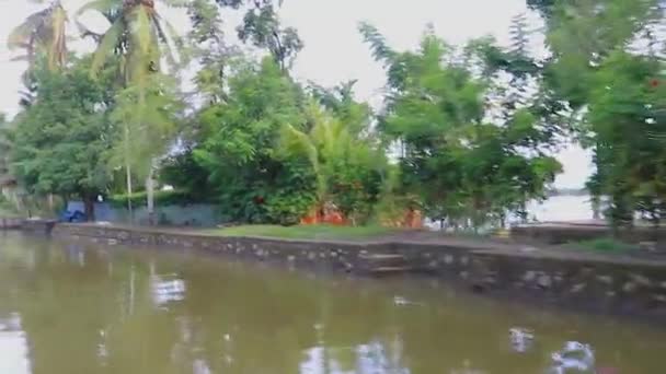 アラプジャやアレッピーで撮影された平らな角度のビデオから午前中に海の背水の端にあるリモート村 Backwater Kerala India — ストック動画