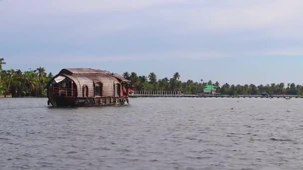 Traditionele Woonboten Lopen Zee Backwater Met Een Verbazingwekkende Hemel Ochtend — Stockvideo