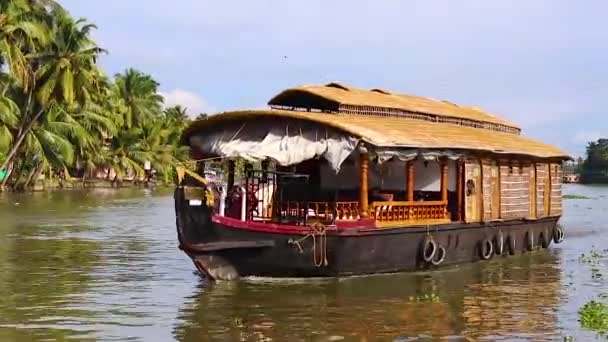Traditionella Husbåtar Som Körs Havet Backwater Med Fantastisk Himmel Morgonen — Stockvideo