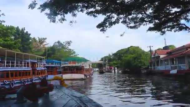 Waterboot Velen Geparkeerd Zee Backwater Haven Met Bewolkte Lucht Ochtend — Stockvideo