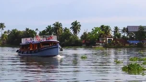 Barco Agua Corriendo Fondo Del Mar Con Cielo Nublado Vídeo — Vídeos de Stock