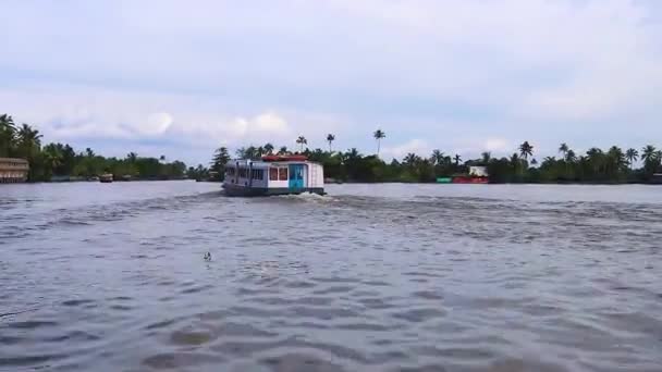 AlappuzhaまたはAlappuzhaで撮影された朝のビデオで曇りの空と海の背水で実行されている水上ボート Kerala India — ストック動画