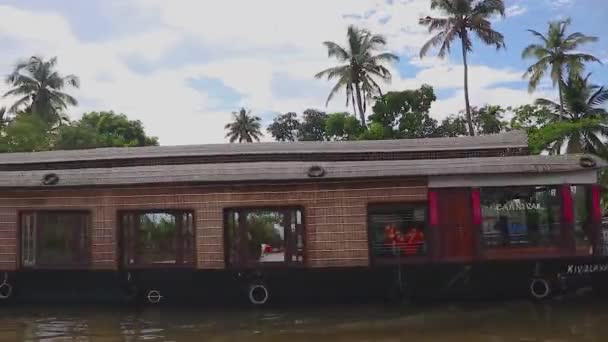 AlappuzhaやAlleppyで撮影された朝のビデオで平らな空を背景に海で実行されている伝統的な屋形船 Kerala India — ストック動画