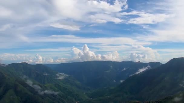 云彩在高山山谷中的时间流逝与明亮的蓝天在晨光山顶拍摄的录像 — 图库视频影像