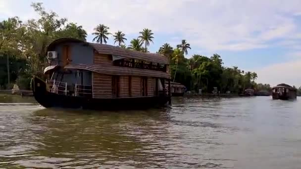 Traditionele Woonboten Lopen Zee Backwater Met Vlakke Hemel Ochtend Video — Stockvideo