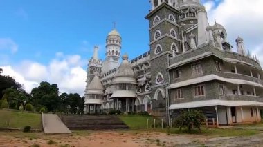 Düz açıdan parlak mavi gökyüzü ile antik kilise anıtsal geleneksel mimarisi