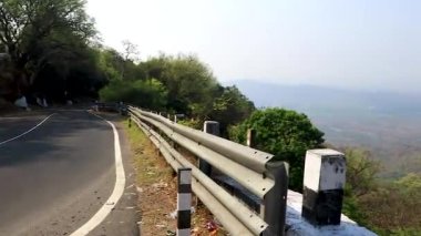 Sabah ormanlarla kaplı dağın yol kenarı manzarası