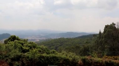 Ooty Tamilnadu Hindistan 'da çekilen dağ eteklerine kurulmuş açık mavi gökyüzü ve şehir manzaralı bir dağ manzarası..
