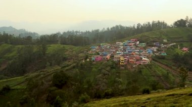 Ooty Tamilnadu Hindistan 'da sabah çekilen çay bahçesi dağ tarlalarına kurulmuş küçük bir köy..