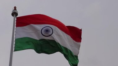 Eşsiz bir açıyla parlak bulutlu gökyüzü ile Hindistan Ulusal Bayrağı sallıyor