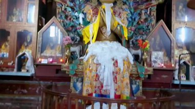 Altın Buda heykelini manastırda Yiga Choeling Manastırı 'ndaki Darjeeling Batı Bengal Hindistan' ında çekilen düşük açılı videodan almış..