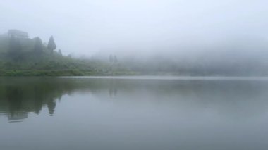 Kutsal göl sabahın erken saatlerinde beyaz sisle kaplıydı.
