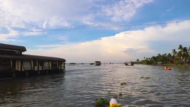 Casas Flotantes Que Funcionan Remanso Del Mar Con Cielo Asombroso — Vídeo de stock