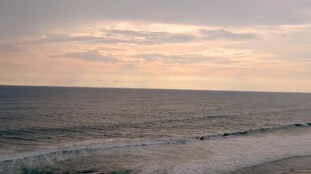 Akşam Vakti Verkala Sahili Kerala Hindistan Çekilen Deniz Dalgası Ufkuyla — Stok video
